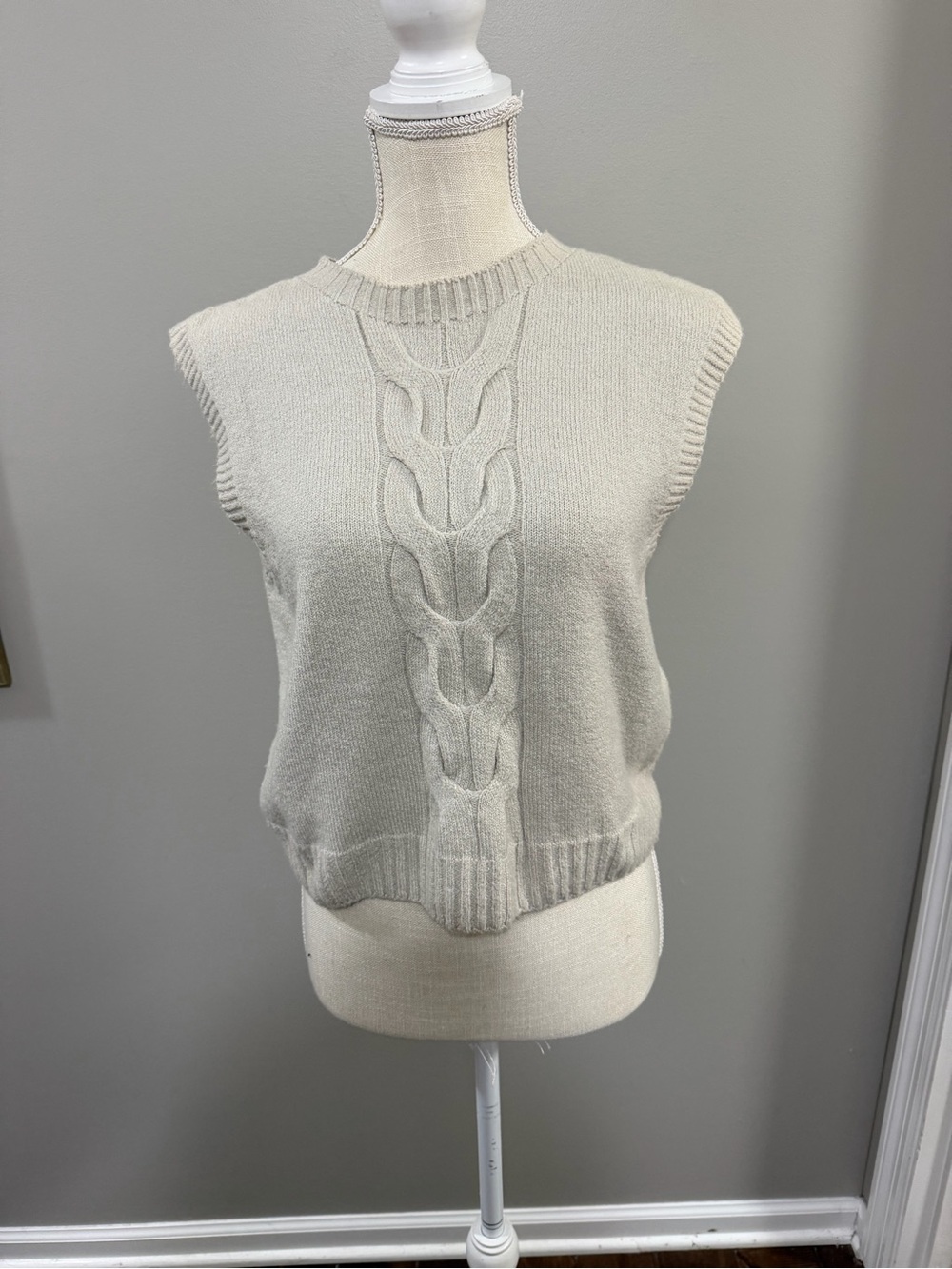 Knititude Sleeveless Cable-Knit Sweater Vest in Light Beige. Size Small